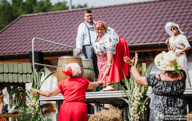 Ceremonia topienia beczek i teatr 64