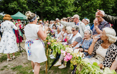 Ceremonia topienia beczek i teatr 72