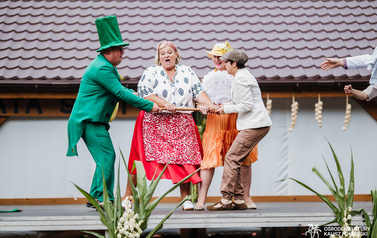 Ceremonia topienia beczek i teatr 79