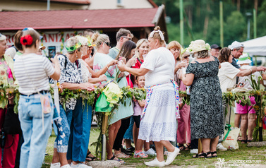 Ceremonia topienia beczek i teatr 80