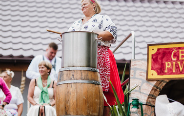 Ceremonia topienia beczek i teatr 104