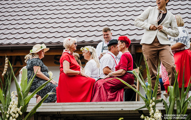 Ceremonia topienia beczek i teatr 106
