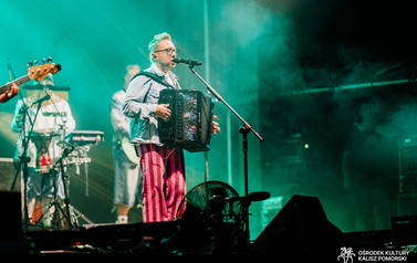 Zesp&oacute;ł ENEJ podczas Jarmarku nad jeziorem og&oacute;rkowym 90