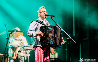 Zesp&oacute;ł ENEJ podczas Jarmarku nad jeziorem og&oacute;rkowym 100