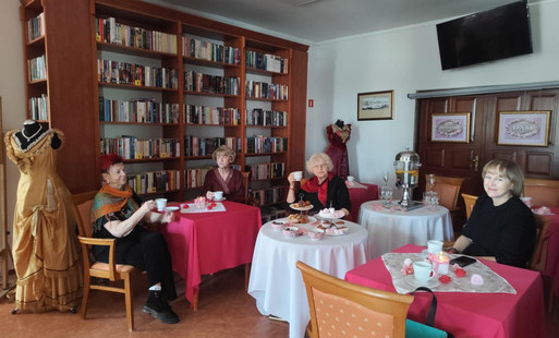 Zdjęcie do Dzień Kobiet w kr&oacute;lewskim stylu w naszej bibliotece &nbsp; &nbsp; &nbsp; &nbsp; 
